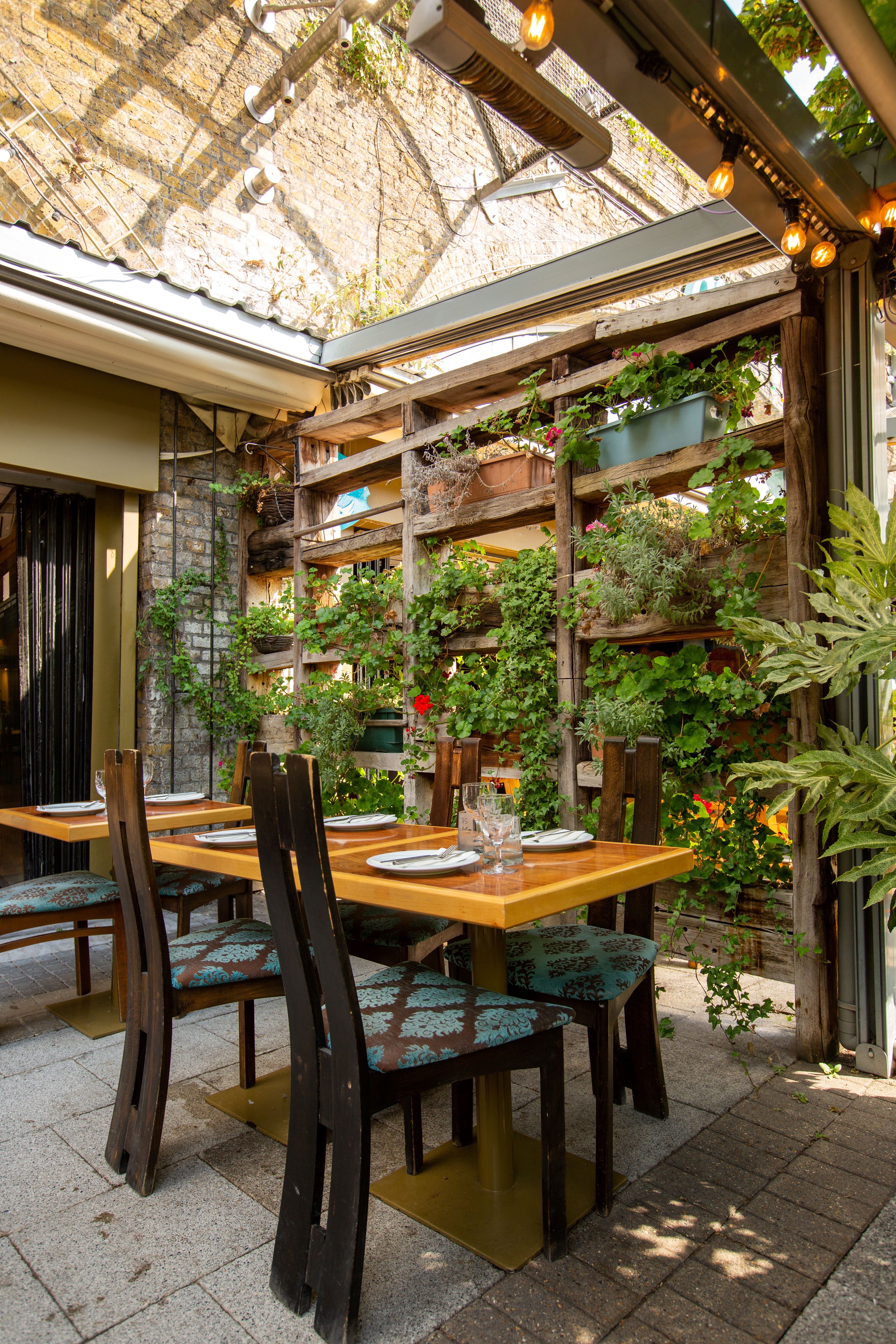 Ev Restaurant Exterior 2